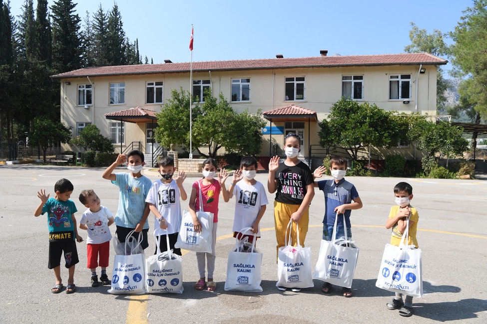 Konyaaltı Belediyesi’nden öğrencilere kırtasiye yardımı