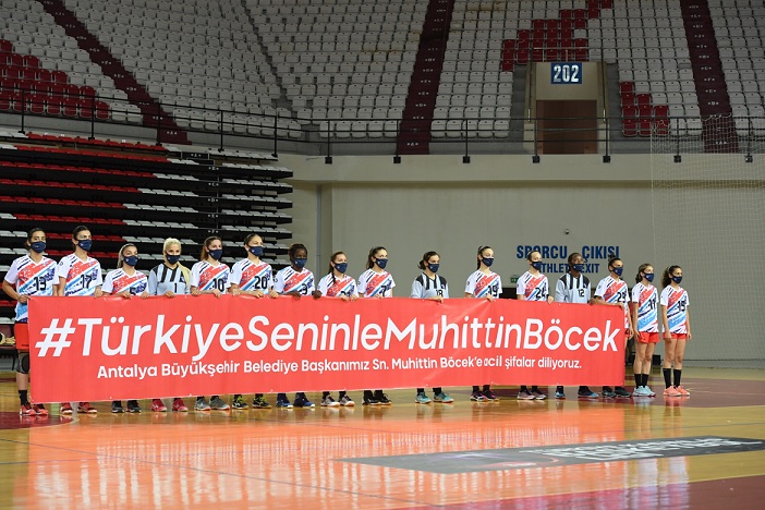 Konyaaltı Belediyesi Kadın Hentbol Takımından anlamlı pankart