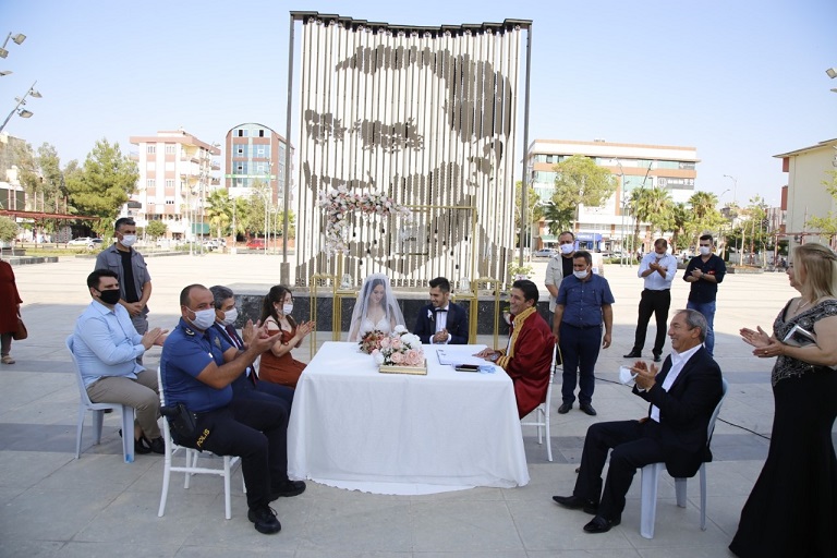 Kent Meydanı’nda görkemli nikah