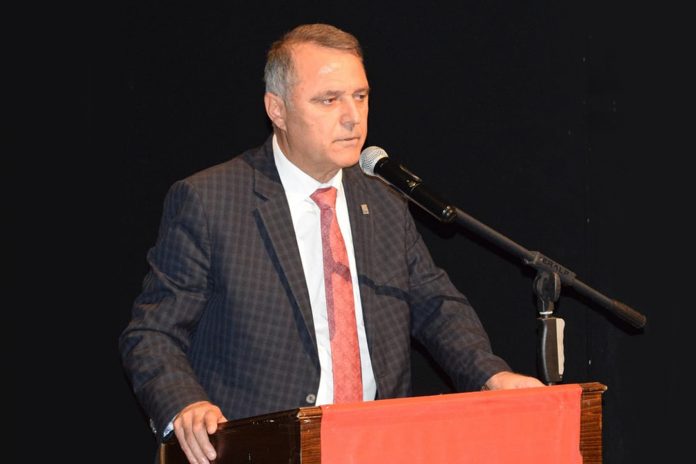 BAŞKAN BAYAR’DAN “ÖĞRETMEN MAAŞLARI DEVLETE YÜK” DİYEN BAKAN SELÇUK’A SERT TEPKİ