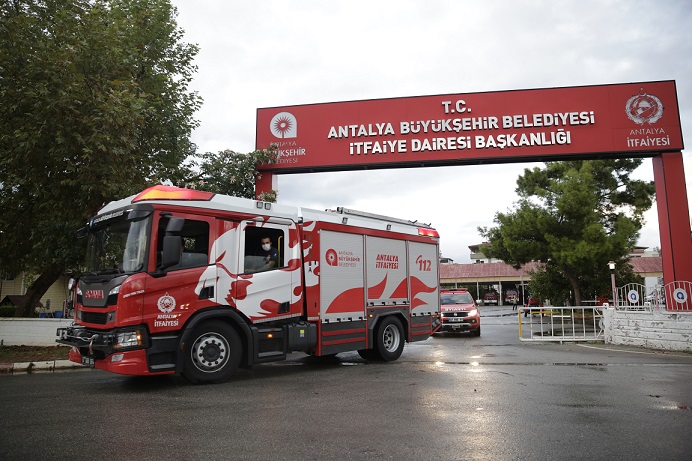 Antalya Büyükşehir Belediyesi ekipleri yaraları sarmak üzere yola çıktı