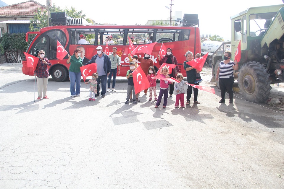 Mobil etkinlik otobüsü 29 Ekim coşkusunu caddelere taşıdı