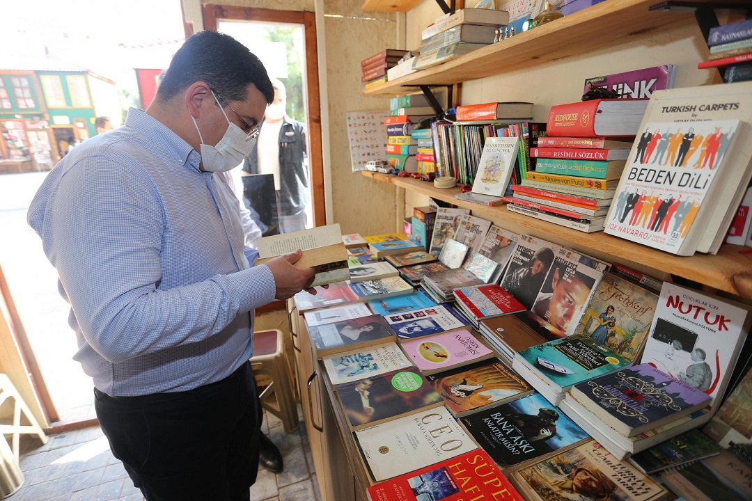 Tütüncü’den Cemil Meriç Kitaplığı’na kitap bağışı