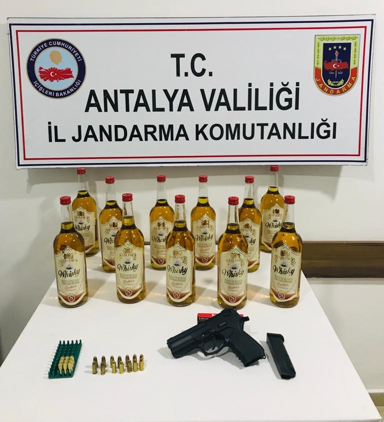 Manavgat’ta 11 şişe kaçak viski ele geçirildi