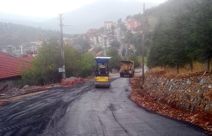 Akseki Bademli’de toprak yola sıcak asfalt