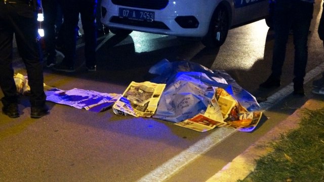Antalya’da feci ölüm…Üst geçitten yola düşen genç otomobilin altında kaldı