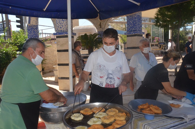 Kızılsaray Mahelle Muhtarı mezarlıkta pişi