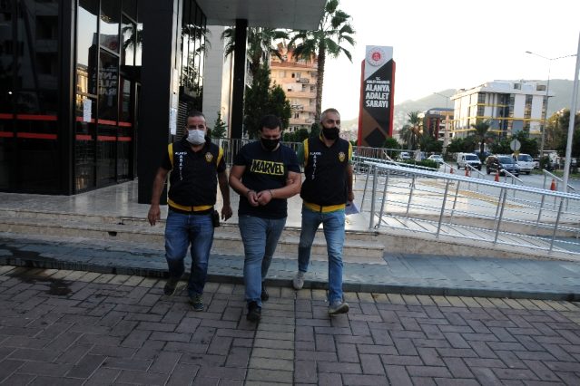 Sahte bilezik vererek 13 bin TL dolandırdı, son işinde baltayı taşa vurdu