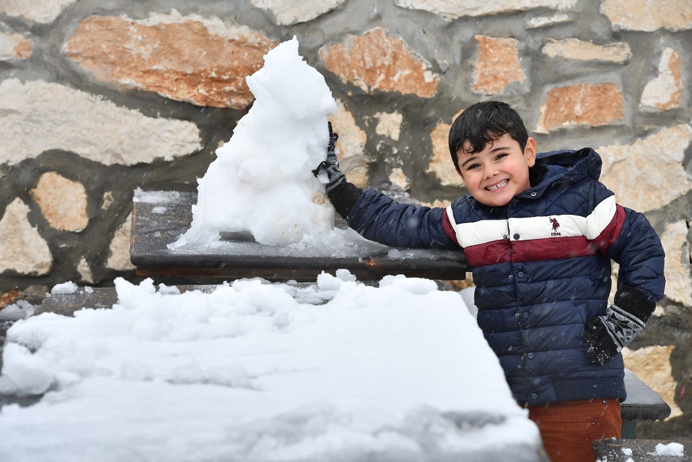 Konyaaltı’na yılın ilk karı düştü…