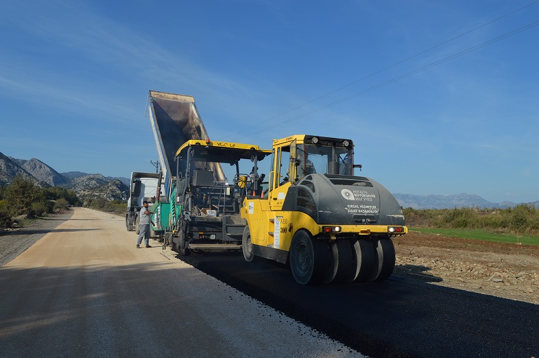 Döşemealtı Kırkgöz yolunda sıcak asfalt çalışması