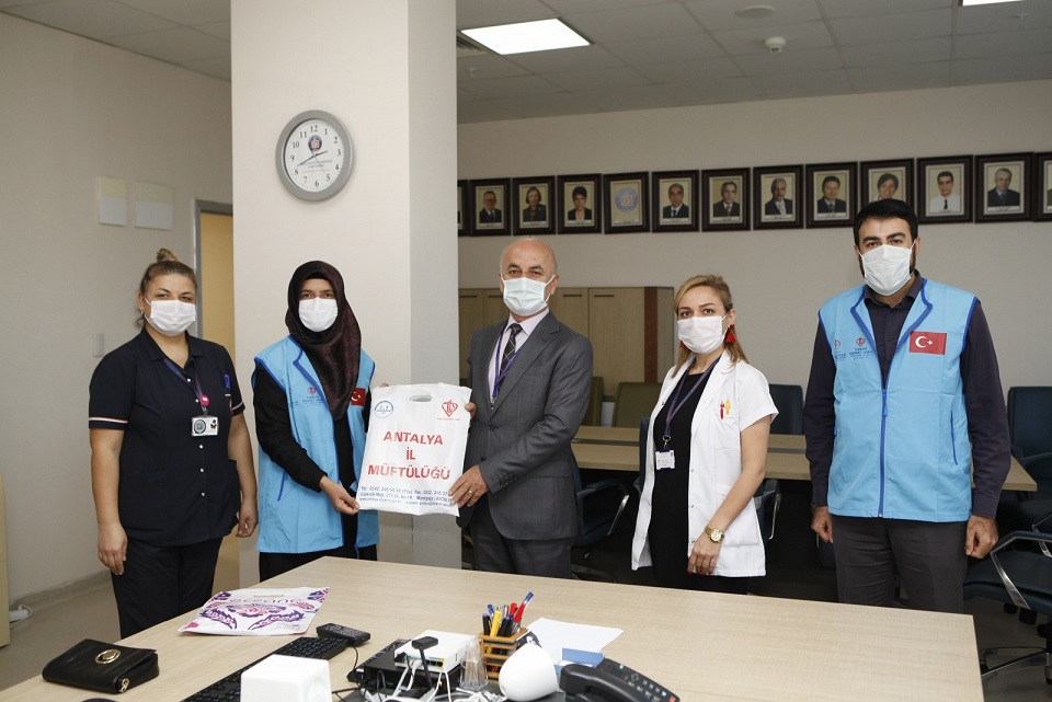Akdeniz Üniversitesi Hastanesi’nde Yatan Çocuklara Anlamlı Hediye