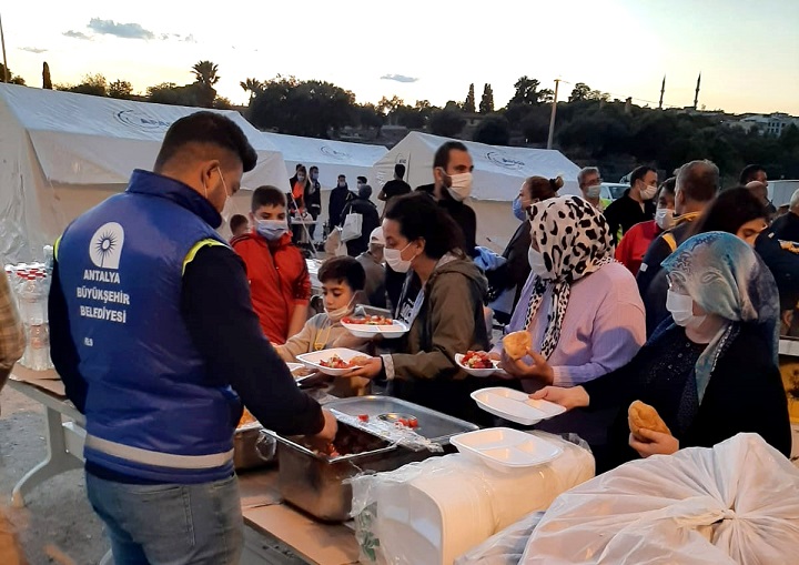 Depremzedelere sıcak yemek