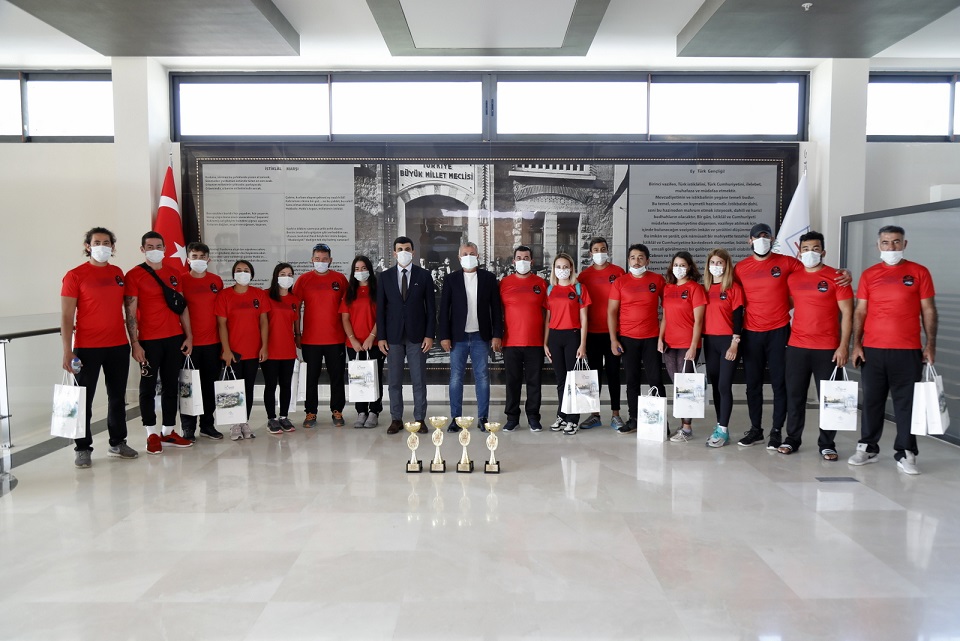 ŞAMPİYON RAFTİNGÇİLERDEN BAŞKAN SÖZEN’E ZİYARET
