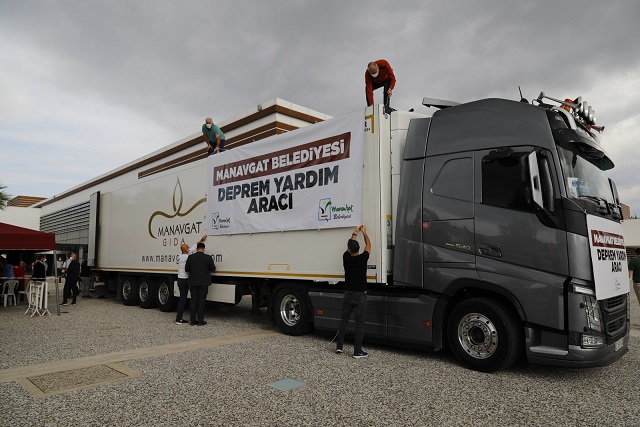 MANAVGATLILAR’IN İZMİR YARDIMLARI BAŞKAN SÖZEN’İN KULLANDIĞI TIR’LA YOLA ÇIKTI