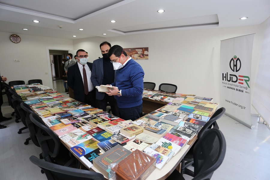 Cemil Meriç Kitaplığı’na HUDER’den kitap bağışı