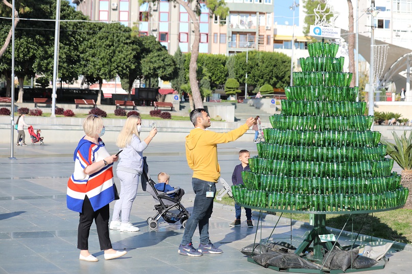 Geri dönüşüm malzemesinden çam ağacı