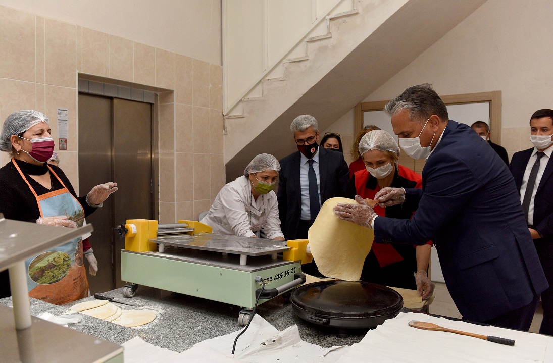 Başkan Uysal, kadınlarla erişte hazırladı