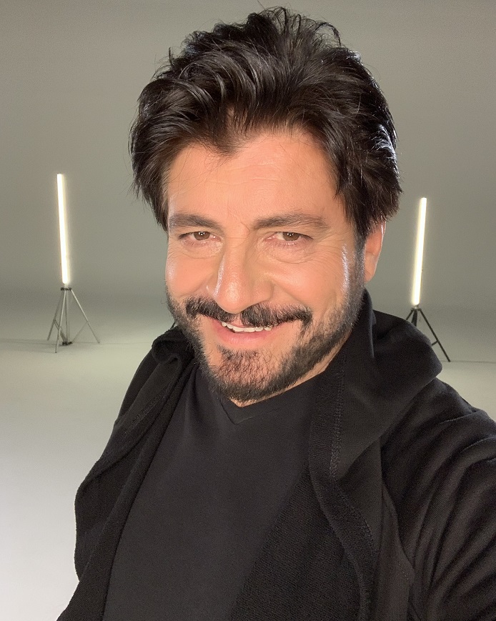 Ünlü Sanatçı Ekin Koronayı 2 Kez Yendi