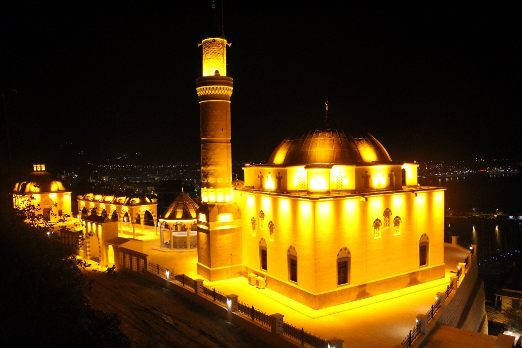 Finike Eroğlu Nuri Cami gece de ışıl ışıl