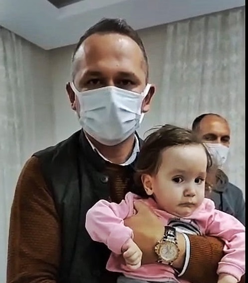 Acılı baba kızının yaşaması için destek istedi