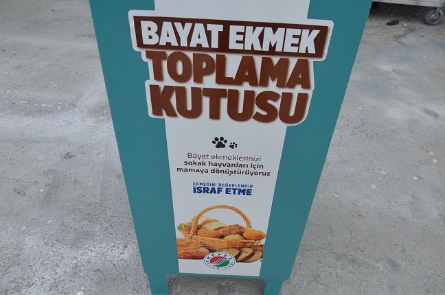 Kepez’de bayat ekmekler sokak hayvanlarına mama olacak