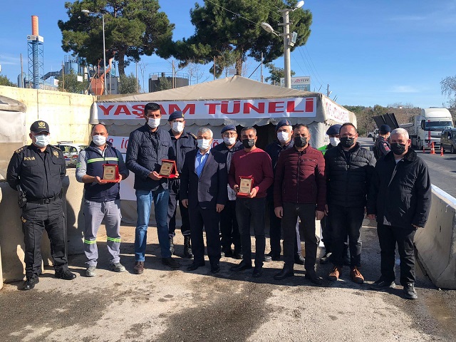 VALİ YAZICI’DAN DUYARLI SÜRÜCÜLERE PLAKET