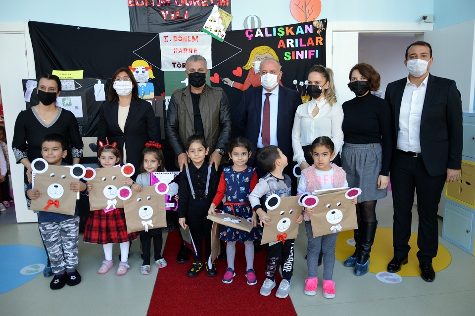 MİNİKLER İLK KARNELERİNİ BAŞKAN SÖZEN’DEN ALDI