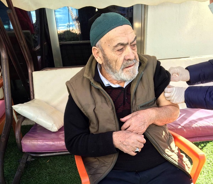 HUZUREVİ SAKİNLERİ COVİD 19 AŞILARINI YAPTIRDI