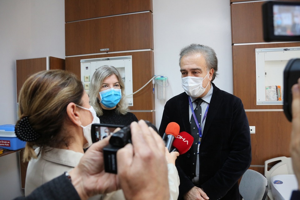 Akdeniz Üniversitesi Hastanesi’nde CoronaVac Aşılaması Başladı