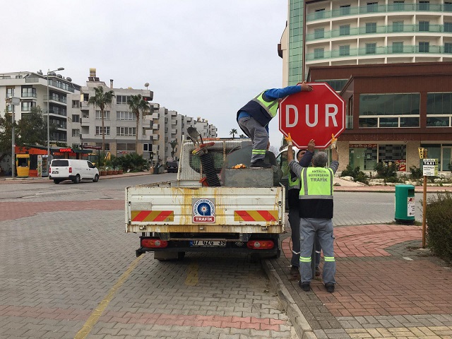 Alanya’da trafik levhaları tek tek elden geçiriliyor