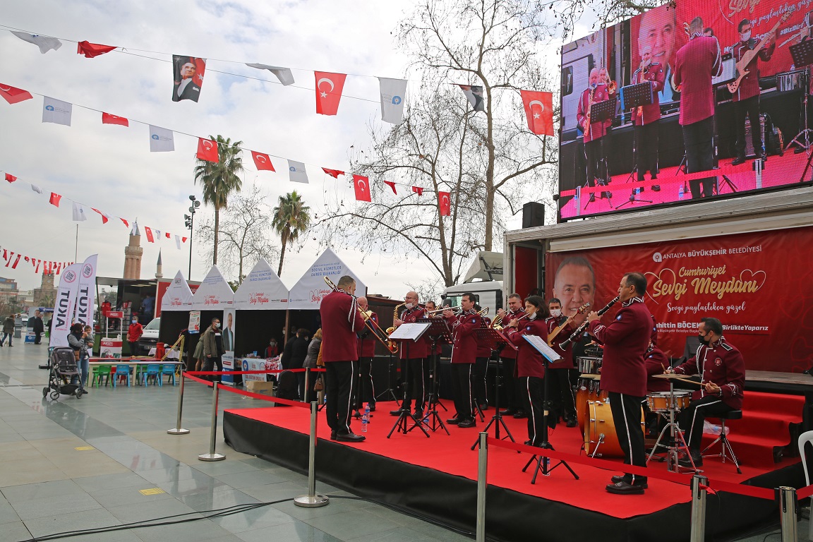 Antalya ‘Sevgi’ etkinliğiyle renklendi