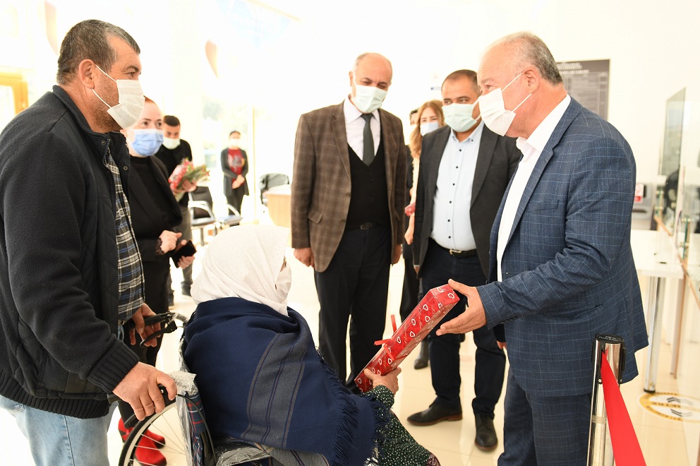 BAŞKAN ŞAHİN’DEN BAYAN PERSONELLERE ÇİÇEK
