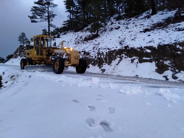 Alanya’da karla kapanan yollar açılıyor