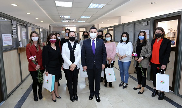 Başkan Tütüncü’den kadın personellere karanfil