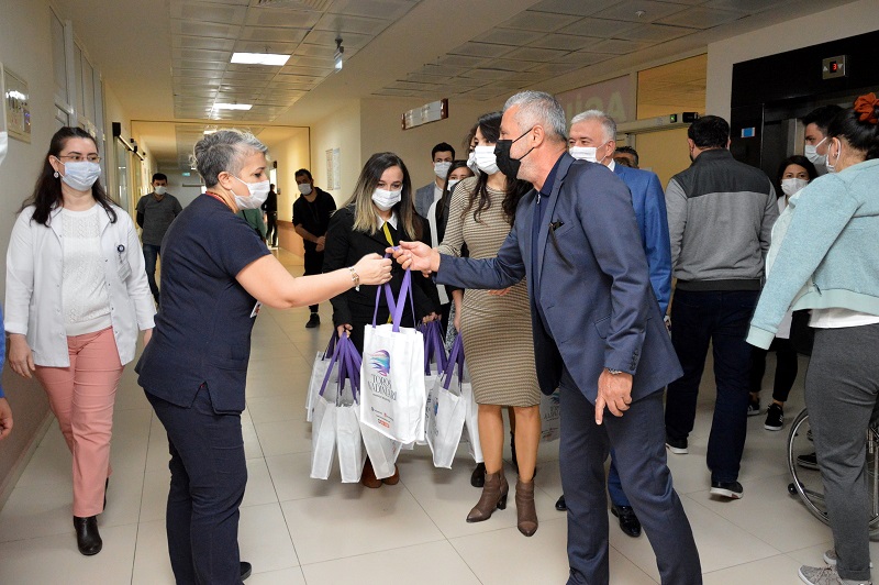 BAŞKAN SÖZEN’DEN KADIN 1000 SAĞLIK ÇALIŞANI KADINA 8 MART HEDİYESİ