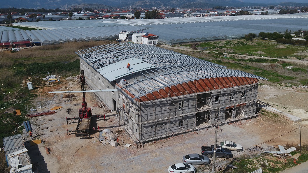 Kaş Ova Spor Salonu Projesi’nde çelik çatı kapandı