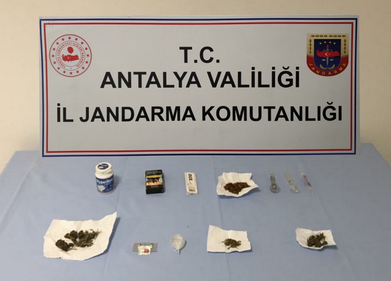 Jandarmadan operasyonuyla ev ve araçta uyuşturucu madde ele geçirildi