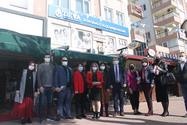 Deva Konyaaltı İlçe Başkanlığı, 8 Mart’ta sokakta kadınlara çiçek dağıttı