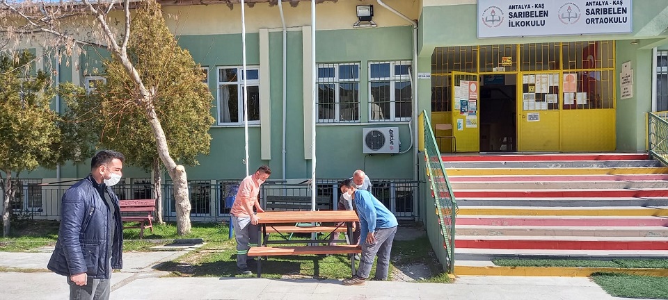 Büyükşehir’den ilçelere bank ve piknik masası desteği