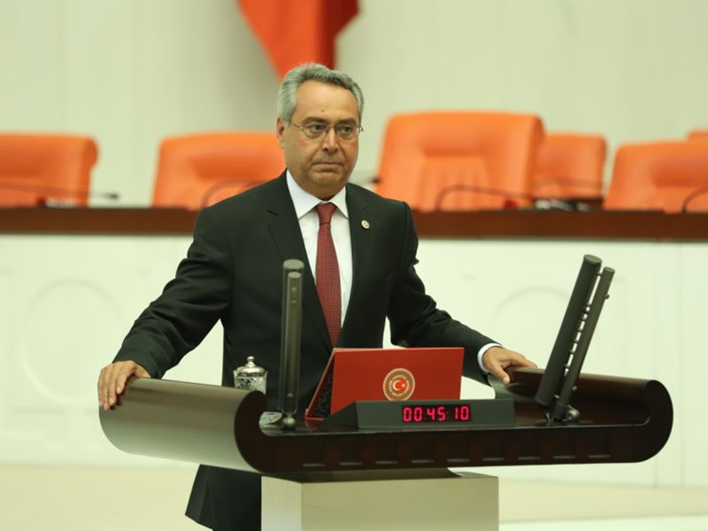 CHP’li Zeybek: “Avukatlar Kanunsuz Bir Uygulamayla Yıldırılmaya Çalışılıyor”