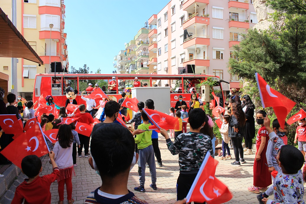 23 Nisan mobil konseri Kumluca ve Finike’yi şenlendirdi