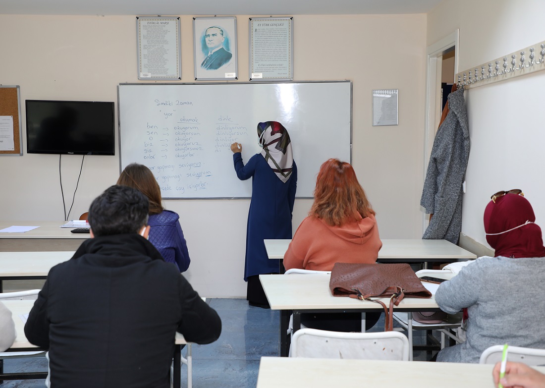 Yabancı vatandaşlar Türkçeyi ATASEM’de öğreniyor
