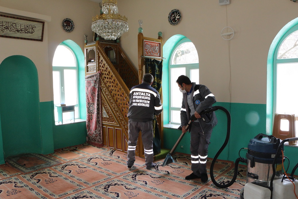 Akseki’de camilerde Ramazan temizliği