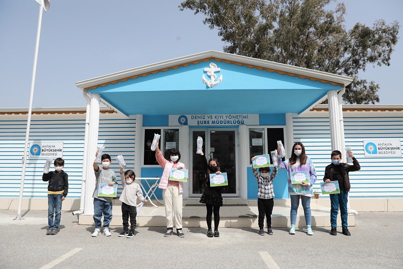 Antalya’nın Çocuk Su Elçilerine matara hediye edildi