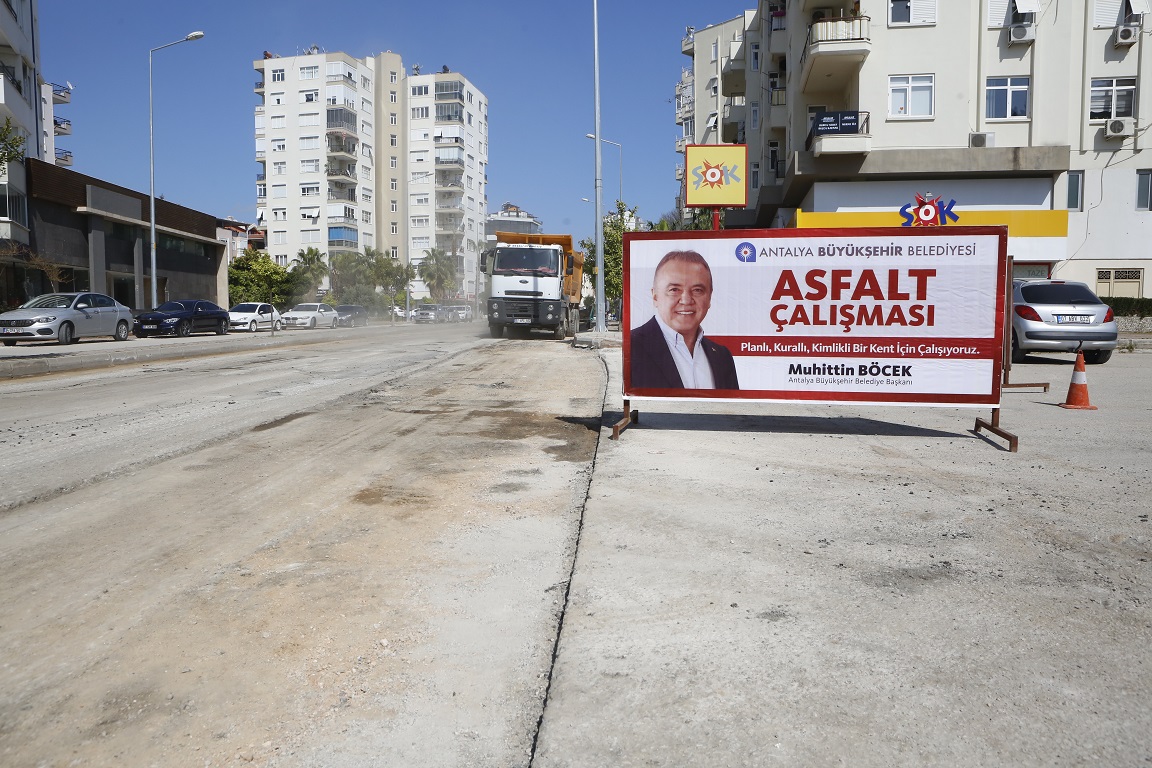 Büyükşehir Belediyesi Çınarlı Caddesi’ni asfaltlıyor