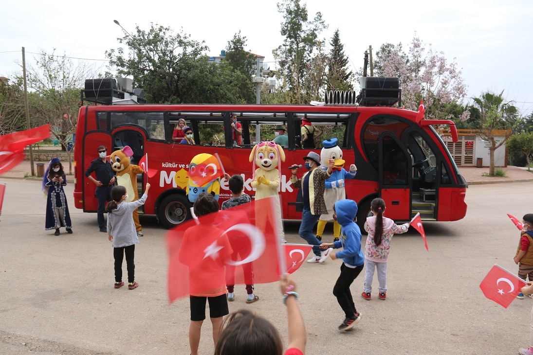 23 Nisan coşkusu Kaş ve Demre’yi sardı