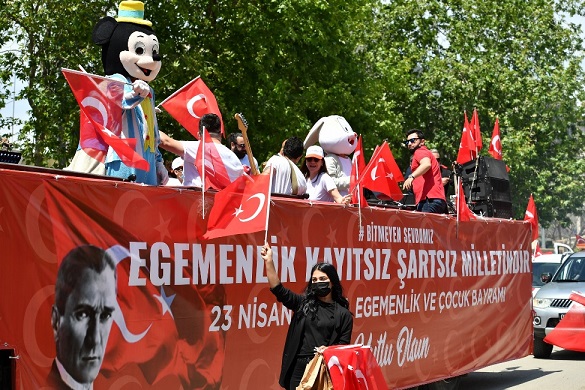 Konyaaltı’nda 23 Nisan coşkusu balkonlara taştı