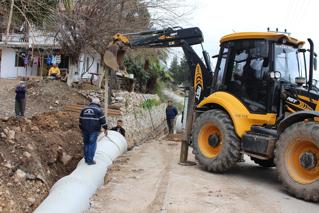 Kumluca Yazır’da hasarlı büzler yenilendi