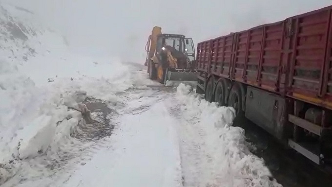 Mahsur Kalan Tır Şoförü Belediye Ekiplerince Kurtarıldı