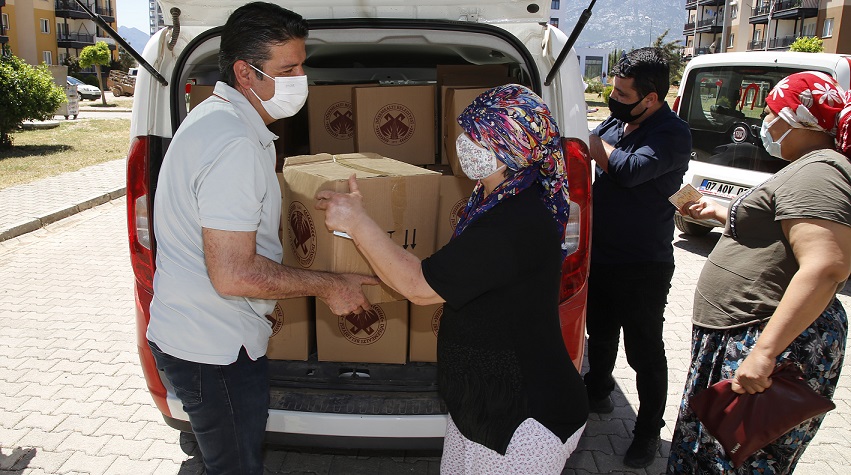 Başkan Genç: Erzak dağıtımına katıldı